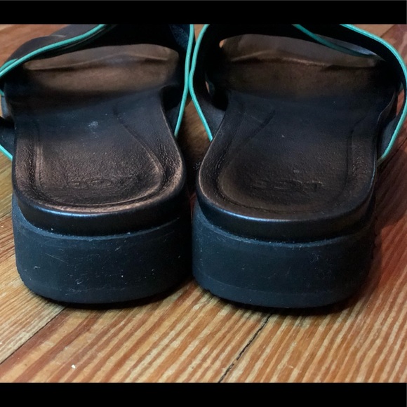 Ugg Leather Kari Sandals - Picture 4 of 6